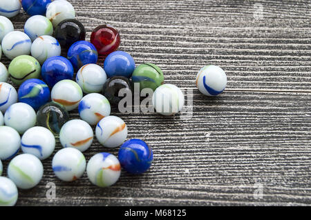 Ein Baby spielen mit Glasmurmeln, farbigem Glas Marmor, Hunderte von bunten Glasmurmeln, Stockfoto