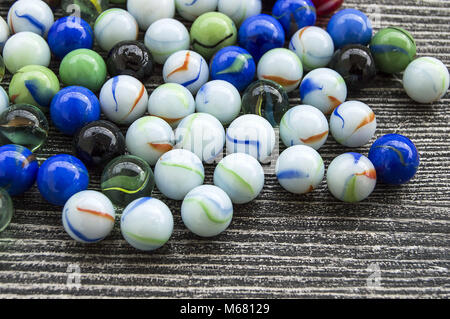 Ein Baby spielen mit Glasmurmeln, farbigem Glas Marmor, Hunderte von bunten Glasmurmeln, Stockfoto