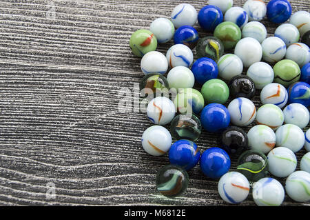 Ein Baby spielen mit Glasmurmeln, farbigem Glas Marmor, Hunderte von bunten Glasmurmeln, Stockfoto