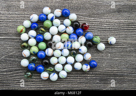 Ein Baby spielen mit Glasmurmeln, farbigem Glas Marmor, Hunderte von bunten Glasmurmeln, Stockfoto