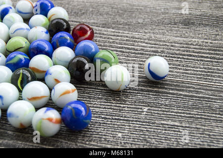 Ein Baby spielen mit Glasmurmeln, farbigem Glas Marmor, Hunderte von bunten Glasmurmeln, Stockfoto