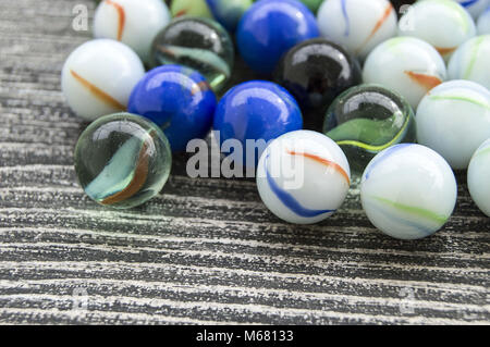 Ein Baby spielen mit Glasmurmeln, farbigem Glas Marmor, Hunderte von bunten Glasmurmeln, Stockfoto