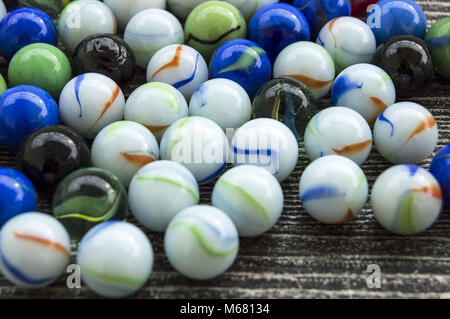 Ein Baby spielen mit Glasmurmeln, farbigem Glas Marmor, Hunderte von bunten Glasmurmeln, Stockfoto