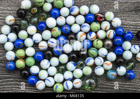 Ein Baby spielen mit Glasmurmeln, farbigem Glas Marmor, Hunderte von bunten Glasmurmeln, Stockfoto