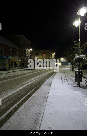 Blick entlang der Bridge Street bei Schnee in der Nacht in Horncastle, Lincolnshire, Großbritannien Stockfoto