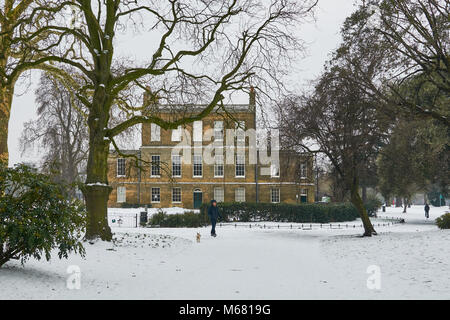 Clissold Haus in Clissold Park, Stoke Newington, London UK, unter Schnee Stockfoto