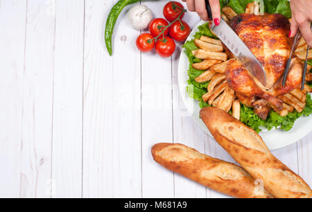 Hausgemachte gerösteten ganzen Türkei auf hölzernen Tisch. Thanksgiving Feier der traditionellen Abendessen essen Konzept Stockfoto