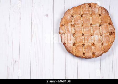 Hausgemachten Apfelkuchen auf hölzernen Schreibtisch isoliert Stockfoto