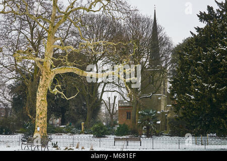 St Mary's Alte Kirche aus clissold Park, Stoke Newington, London UK im Winter, mit Schnee auf dem Boden Stockfoto