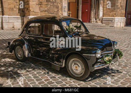 Blick auf das alte Modell Auto für Brautpaare in Aix-en-Provence, eine lebendige Stadt in der französischen Landschaft. Provence, Südfrankreich. Stockfoto