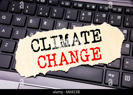 Schreiben Text zeigt den Klimawandel. Business Konzept für globale Planet Erwärmung auf haftnotiz Papier auf Tastatur, schwarz hintergrund geschrieben. Stockfoto