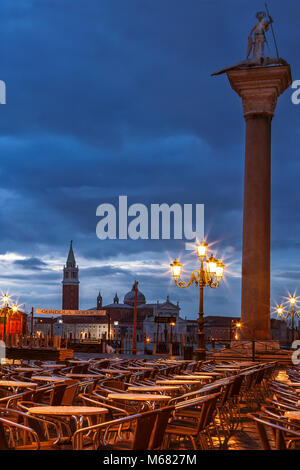 Leere cafe Stühle an den Markusplatz in Venedig, Italien kurz vor der Morgendämmerung Stockfoto