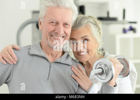 Älteres Paar im Fitness-Studio trainieren Stockfoto