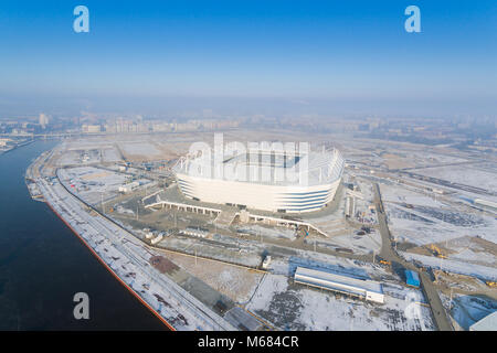 Kaliningrad, Russland - 08 Februar 2018: Der Bau des neuen Stadions für die Fußball-WM 2018 auf der Winter morgen, Luftaufnahme Stockfoto