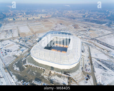 Kaliningrad, Russland - 08 Februar 2018: Der Bau des neuen Stadions für die Fußball-WM 2018 auf der Winter morgen, Luftaufnahme Stockfoto