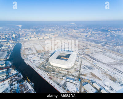 Kaliningrad, Russland - 08 Februar 2018: Der Bau des neuen Stadions für die Fußball-WM 2018 auf der Winter morgen, Luftaufnahme Stockfoto