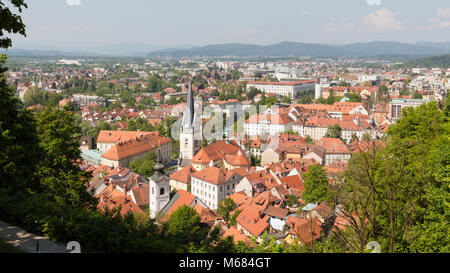 Blick auf Ljubljana mit roten Ziegeldächern und Kirchen, Ljubljana, Slowenien Stockfoto