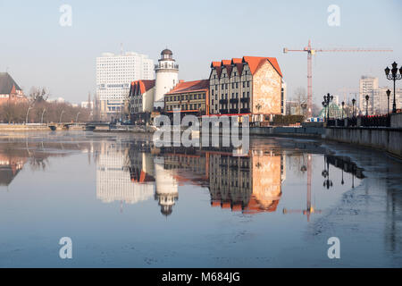 Kaliningrad, Russland - 08 Februar 2018: Das Fischerdorf liegt im Wasser im kalten Winter wider Stockfoto