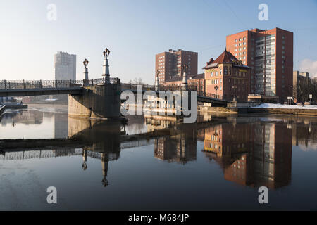 Kaliningrad, Russland - 08 Februar 2018: Fußgängerbrücke im Wasser im Fischerdorf wider, winter Morgen Stockfoto