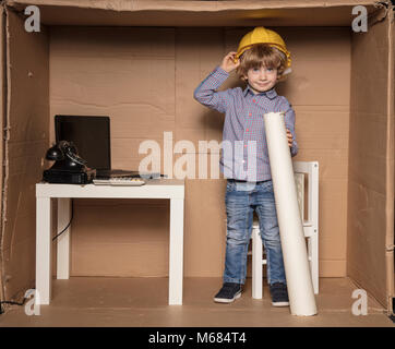 Kleine glückliche Techniker in seinem kleinen Büro Stockfoto