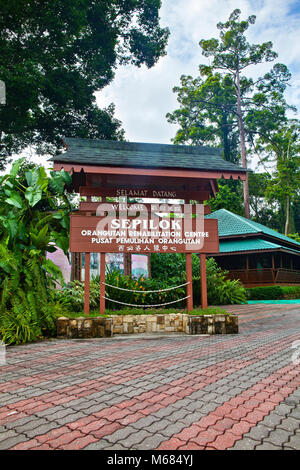 Sandakan, Sabah, Malaysia - 23. November 2017: Haupteingang des Sepilok Orang Utan Rehabilitation Center Stockfoto