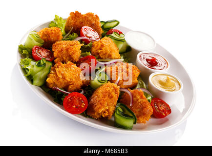Fried Chicken Nuggets und Gemüse auf weißem Hintergrund Stockfoto