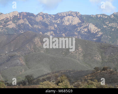 Tri Peaks. Blick über Sycamore Canyon suchen Übersicht verbrannter und unverbrannter Vegetation. Das Feuer bis zu Tri Peaks auf Boney Ridge, aber nicht über die Spitze gehen. Stockfoto