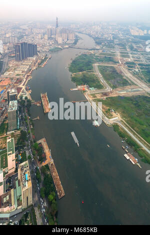 Ansicht von oben Luftbild aus fliegende Drohne von im Zentrum, in einem entwickelten Metropolitan mit Office Wolkenkratzer und Business Center. Ho Chi Minh City, Vietnam Stockfoto