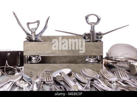 Holzkiste mit Edelstahl Geschirr gefüllt. Weiß Cutout Hintergrund. Stockfoto