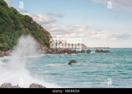 Parghelia, Provinz Vibo Valentia, Kalabrien, Italien, Europa. Die Felsformation "La Pizzuta" Stockfoto