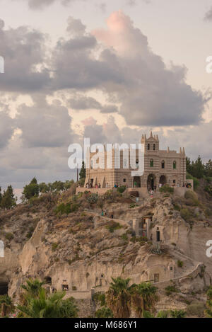 Tropea, Provinz Vibo Valentia, Kalabrien, Italien. Santa Maria dell'Isola in der Dämmerung Stockfoto