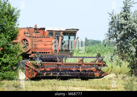 Alten rostigen Mähdrescher. Erntemaschinen Landmaschinen Mähdrescher. Die Maschine für die Getreideernte. Stockfoto