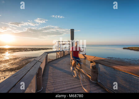 Lignano Sabbiadoro, Provinz Udine, Friaul-Julisch Venetien, Italien. Sonnenuntergang in der Lagune von Lignano Sabbiadoro Stockfoto