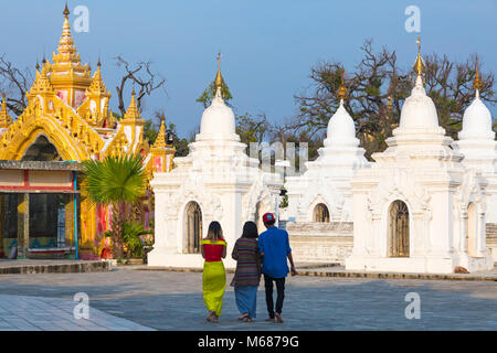 Besucher der Kuthodaw Pagode, Mandalay, Myanmar (Birma), Asien im Februar Stockfoto