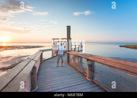 Lignano Sabbiadoro, Provinz Udine, Friaul-Julisch Venetien, Italien. Sonnenuntergang in der Lagune von Lignano Sabbiadoro Stockfoto