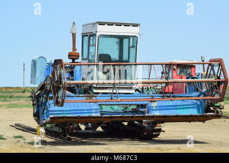 Reis des Erntevorsatzes Mähdrescher. Alten rostigen Mähdrescher. Erntemaschinen Landmaschinen Mähdrescher Stockfoto