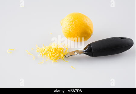 Zitronensaft, Zitronenschale und zester. Stockfoto