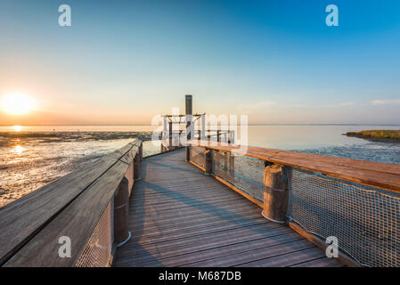 Lignano Sabbiadoro, Provinz Udine, Friaul-Julisch Venetien, Italien. Sonnenuntergang in der Lagune von Lignano Sabbiadoro Stockfoto