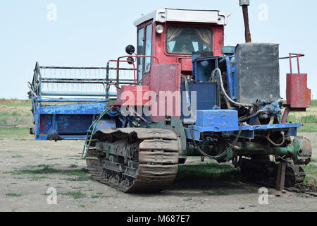 Mähdrescher Landmaschinen Alten rostigen Mähdrescher. Reis des Erntevorsatzes Mähdrescher. Stockfoto