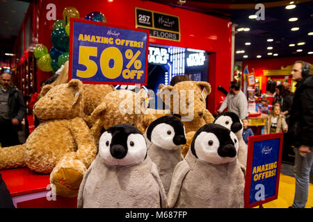 Auswahl an großen Kuscheltiere, Stofftiere, Teddybären und Pinguine auf Anzeige in Hamleys toystore, Toy Shop, Store Regent St. London UK hamleys London Stockfoto