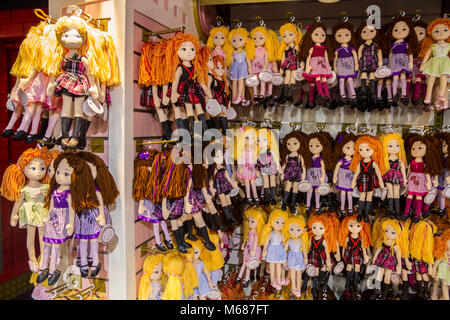 Auswahl an farbenfrohen rag dolls hängend auf Anzeige in Hamleys Toy Store, Toy Shop, Regent St. London, Großbritannien Stockfoto