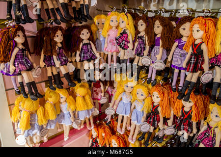 Auswahl an farbenfrohen rag dolls hängend auf Anzeige in Hamleys toystore, Toy Shop, Regent St. London, Großbritannien Stockfoto