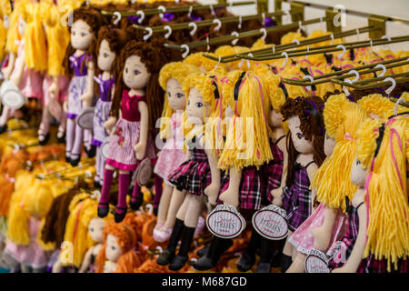 Auswahl an farbenfrohen rag dolls hängend auf Anzeige in Hamleys toystore, Toy Shop, Regent St. London, Großbritannien Stockfoto