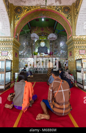 Birmanische Volk beten vor der Buddha im Inneren des Sutaungpyei Pagode. Mandalay Hill, Myanmar (Birma). Stockfoto