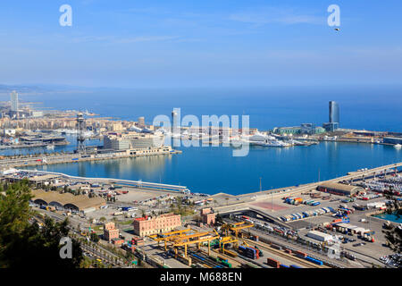 Mit Blick auf den Hafen von Barcelona des Schienenkopfes und Port Vell, Barcelona. Das World Trade Center Barcelona und Hotel W gesehen werden kann. Stockfoto