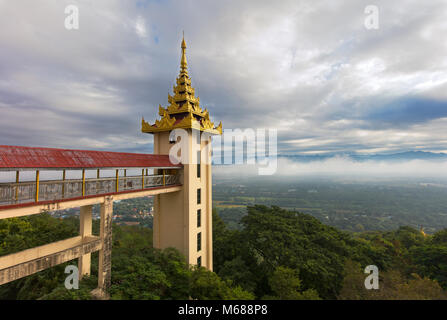 Blick auf die Landschaft rund um Mandalay aus dem Sutaungpyei Pagode. Mandalay Hill, Myanmar (Birma). Stockfoto