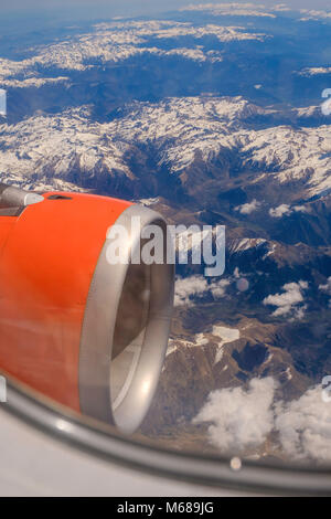 JET ENGINE ÜBER BERGE. Stockfoto