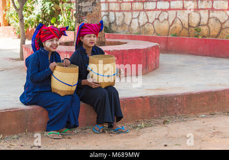 Junge Pa O Damen sitzen Körbe mit Thanaka auf Gesicht in Shwe Indein Pagode Komplex, Shan Staat, Inle See, Myanmar (Burma), Asien im Februar Stockfoto