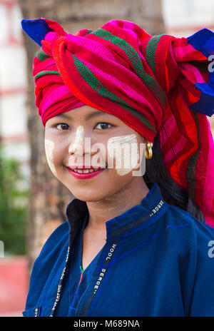 Junge Pa O Dame mit buntem Kopftuch & Thanaka auf dem Gesicht im Shwe Indein Pagoda Komplex, Shan Staat, Inle See, Myanmar (Burma), Asien im Februar Stockfoto