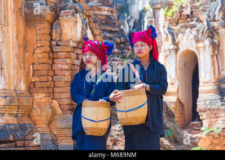 Junge Pa O Damen, die Körbe und Thanaka auf dem Gesicht im Shwe Indein Pagoda Komplex, Shan Staat, Inle See, Myanmar (Burma), Asien im Februar tragen Stockfoto